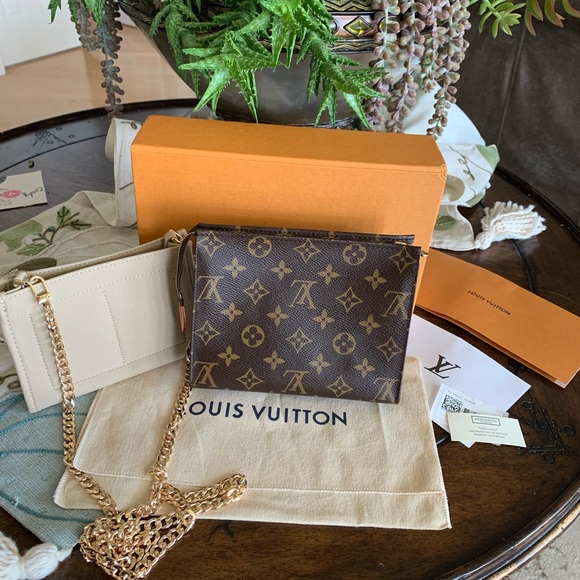 Toiletries 19 W/ Crossbody Conversion Insert - Picture 3 of 15